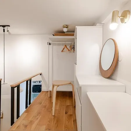 Stylish Duplex In Vibrant Center Apartment *