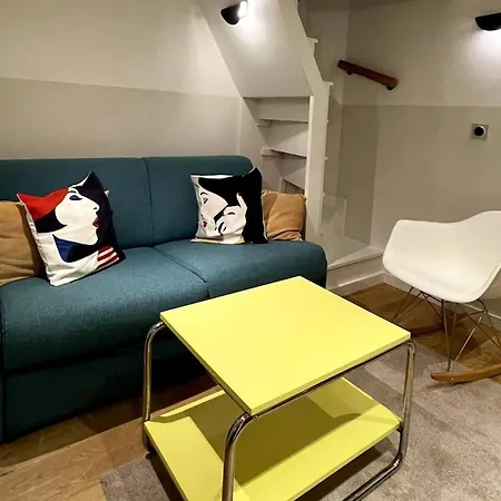 Stylish Duplex In Vibrant Center Apartment *