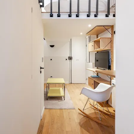 Stylish Duplex In Vibrant Center Apartment
